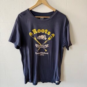 Roots | Size Medium | Navy Graphic Beaver Logo T-Shirt |